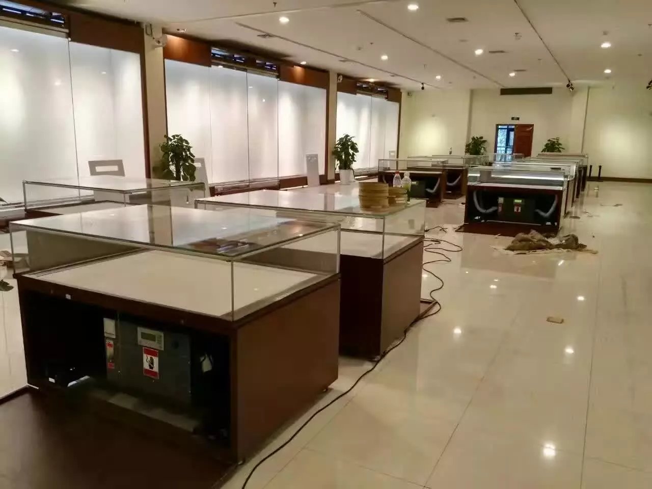 1557469187371934.jpg 博物馆展柜恒温恒湿机安装中.jpg