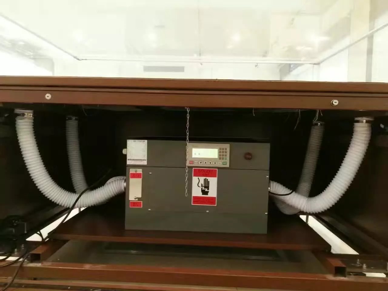 1557469197907296.jpg 博物馆展柜恒温恒湿机安装中1.jpg