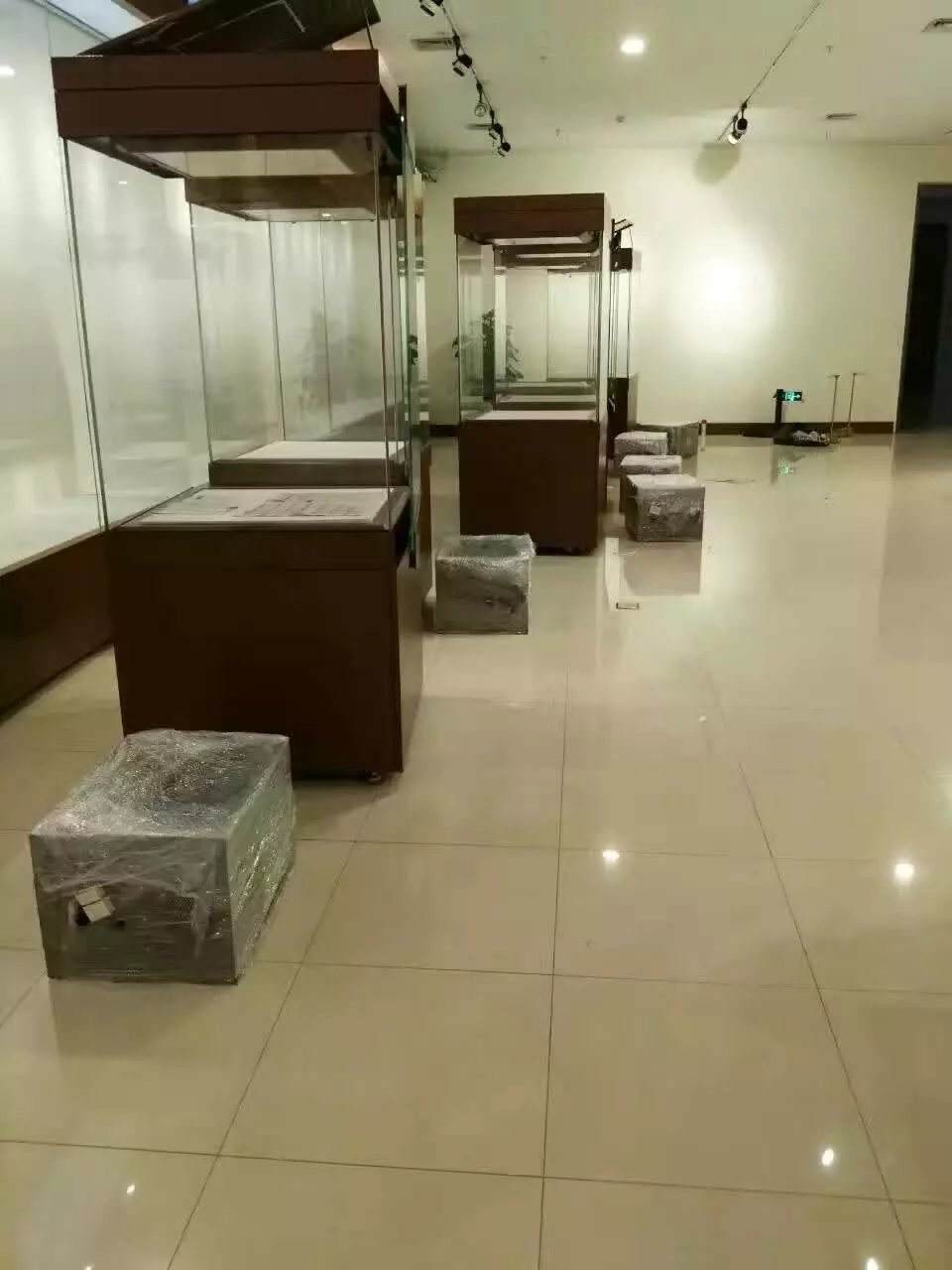 1557469221435912.jpg 博物馆展柜恒温恒湿机安装中3.jpg