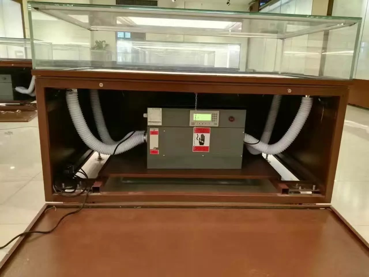 1557469230782857.jpg 博物馆展柜恒温恒湿机安装中4.jpg