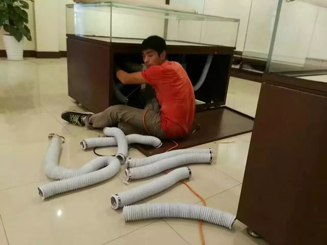 1557469239875039.jpg 博物馆展柜恒温恒湿机安装中5.jpg